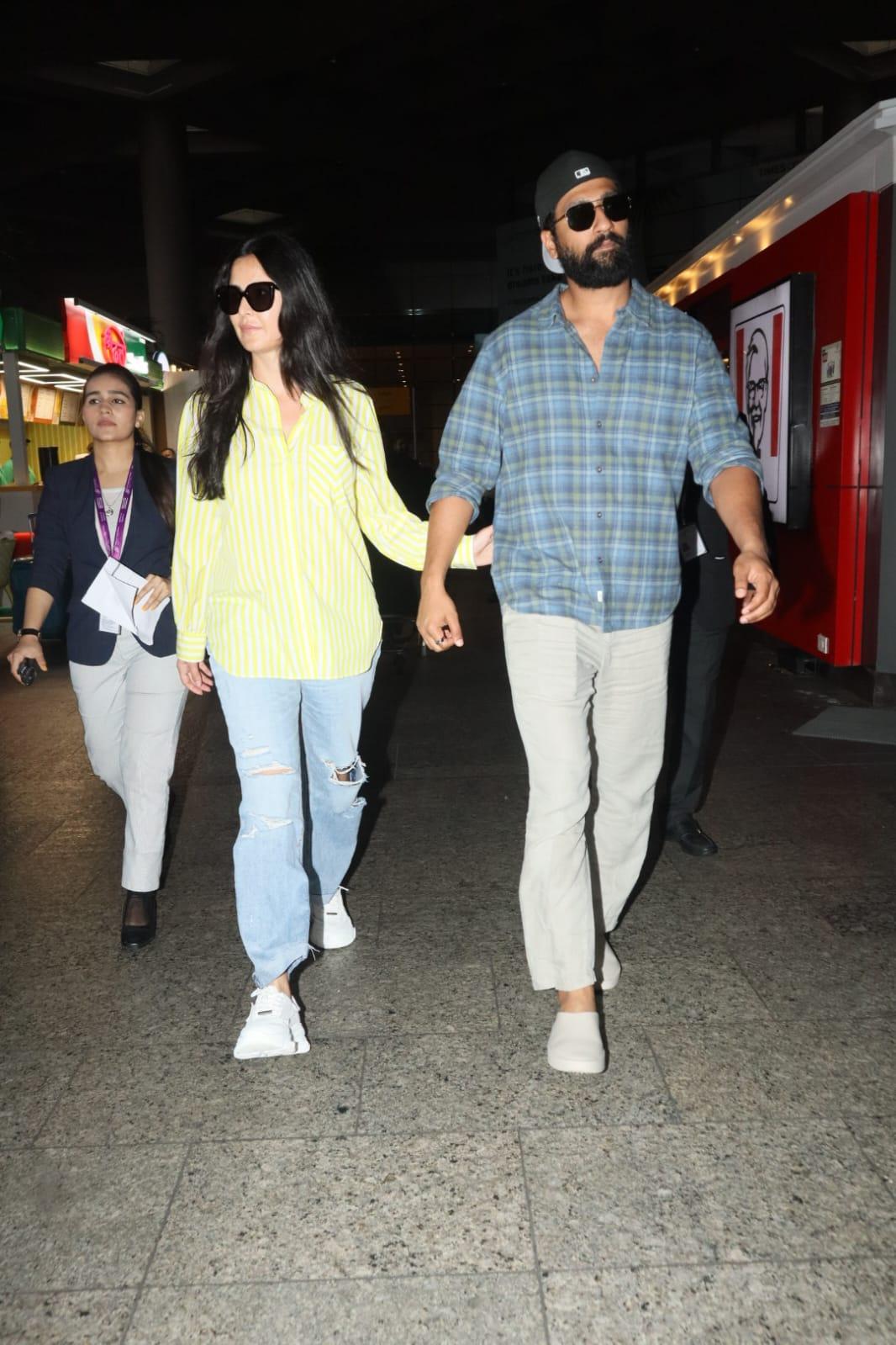 Further exemplifying her fashion versatility, Katrina showcases a modern twist on a classic combination. With ripped jeans as the foundation, she complements them with an oversized yellow striped shirt.
